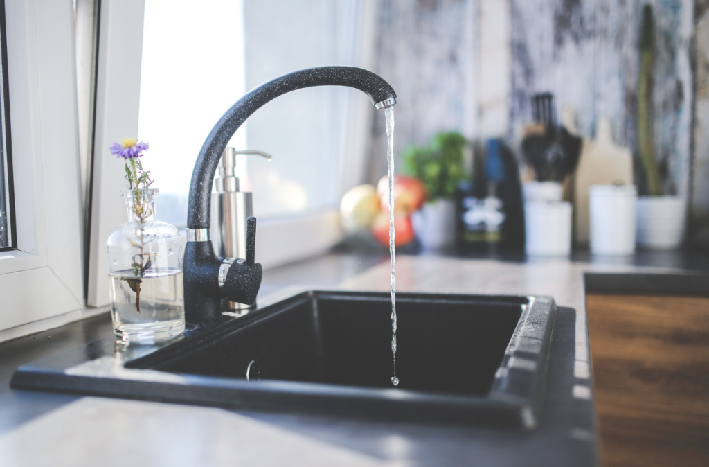 clean water coming out of a faucet which represents water filtration system in bradenton