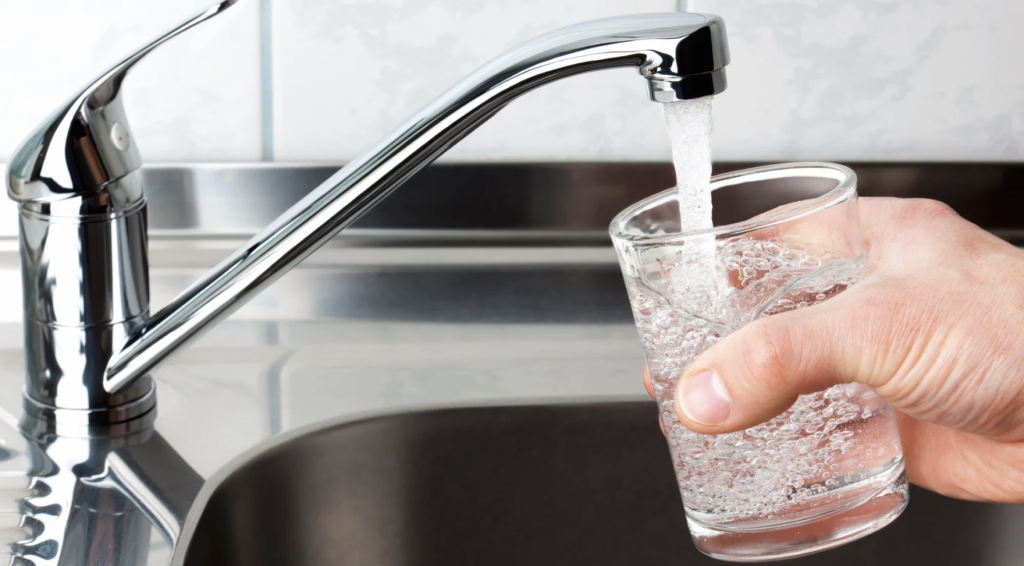 glass of water coming out of faucet that has water filtration services in lakewood ranch